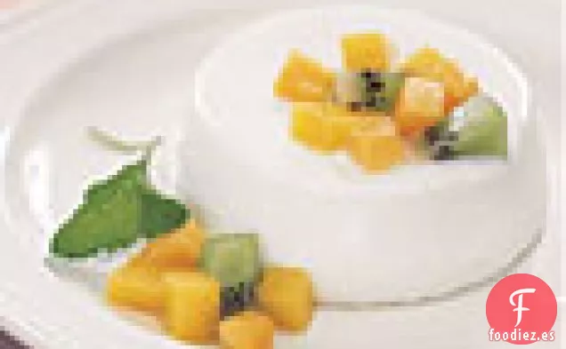 Panna Cotta de Suero de Mantequilla con Frutas Tropicales