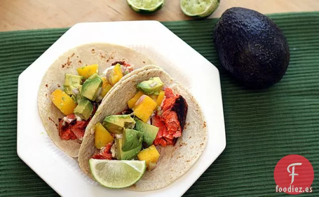 Tacos De Salmón Ennegrecidos Con Salsa De Mango Y Aguacate