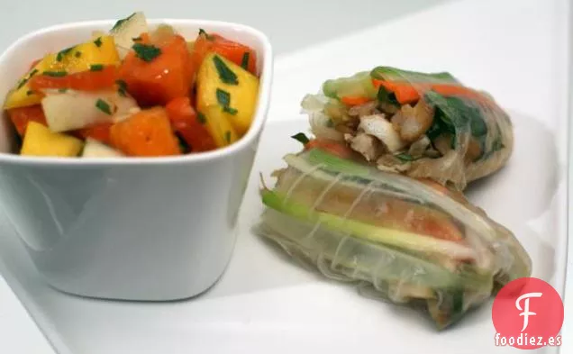 Rollitos de Primavera de Chile Amarillo y Ensalada de Frutas Tropicales