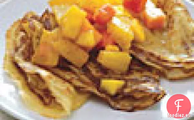 Crepes De Frutas Tropicales Con Frijoles De Vainilla Y Salsa De Mantequilla De Ron