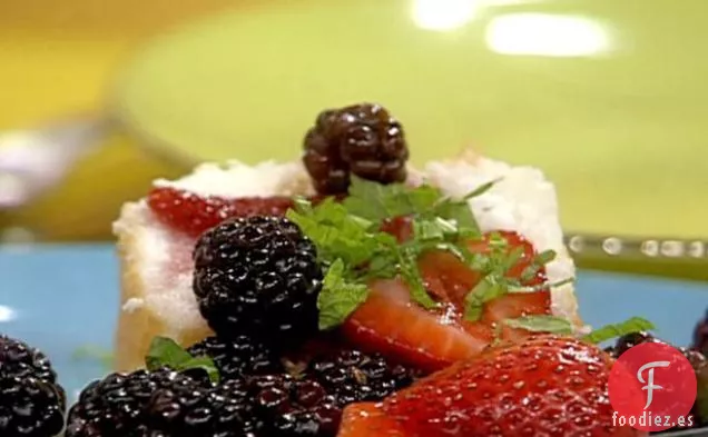 Pastel de Ángel Diabólico con Bayas Empapadas en Vino