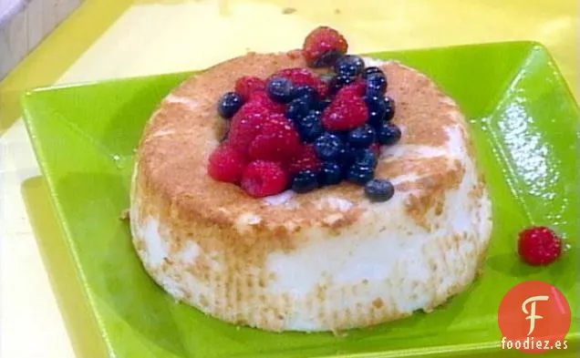 Pastel de Ángel con Bayas y Crema Batida