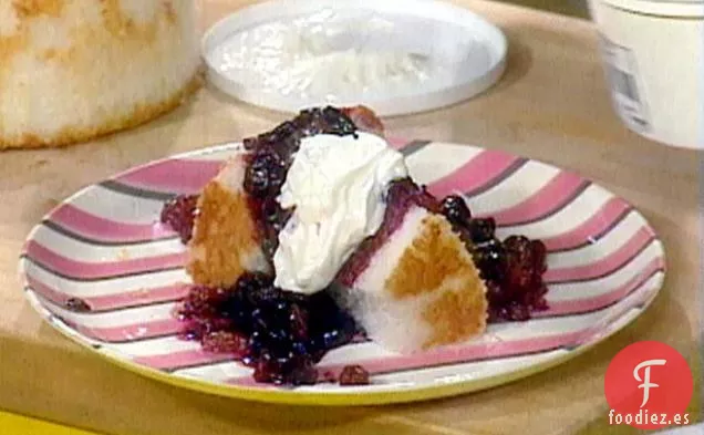 Pastel de Ángel con Salsa de Cerezas Tibia