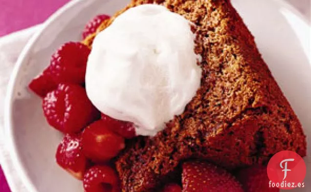 Pastel De Ángel De Chocolate Con Fruta Y Yogur De Arce