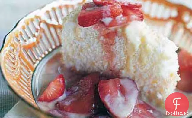 Pastel de Ángel de Almendras con Crema Inglesa y Fresas Maceradas