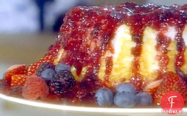 Pastel de Ángel con Bayas Mixtas