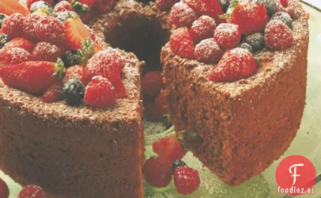 Pastel De Ángel De Chocolate Con Bayas