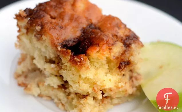 Pastel De Yogur De Manzana Con Una Raya De Canela y azúcar