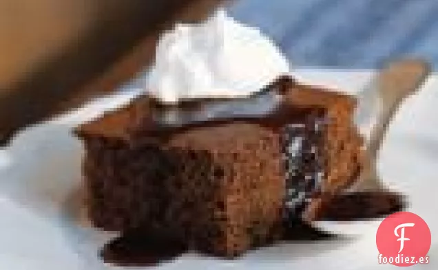 Pastel De Jengibre Con Salsa De Caramelo Caliente