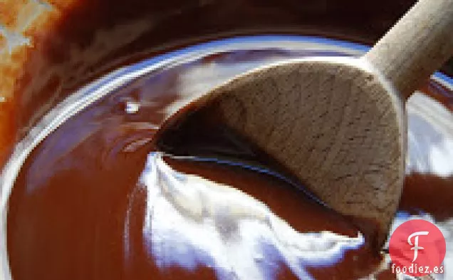 Pastel De Pascua De Chocolate Con Crema Batida De Vainilla Dulce