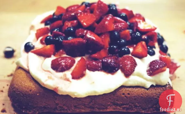 Pastel De Mantequilla De Cardamomo Con Bayas Frescas y Crema Batida de Naranja