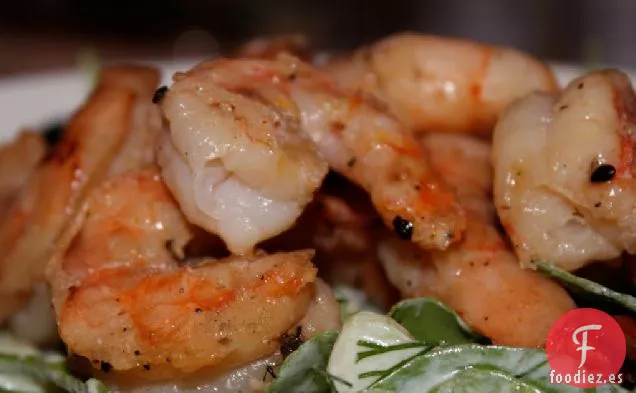 Cenas sencillas: Camarones a la Parrilla con Espinacas, Pepino y Ensalada de Yogur