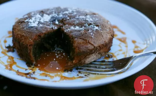 Pastel De Chocolate Fundido Con Relleno De Caramelo