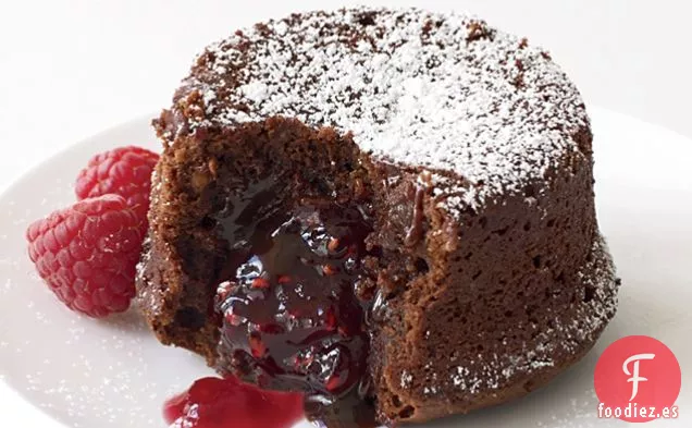 Pastel de Chocolate Fundido con Relleno de Frambuesa