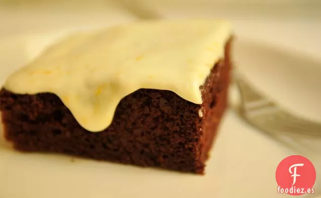Pastel De Chocolate Profundo Con Glaseado De Naranja