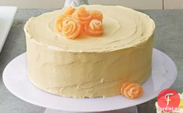 Pastel De Chocolate Con Glaseado De Caramelo Y Gominolas De Rosas