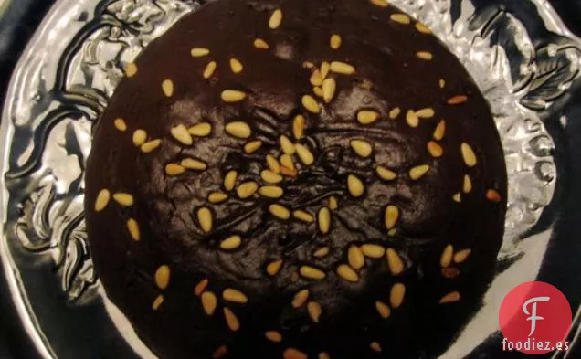 Pastel De Chocolate Con Aceite De Oliva Y Piñones