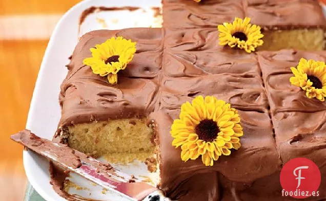 Pastel de Hojas Amarillas con Glaseado de Chocolate