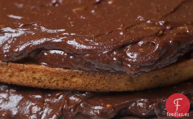 Pastel de Chocolate Empapado de Nueces Dobles