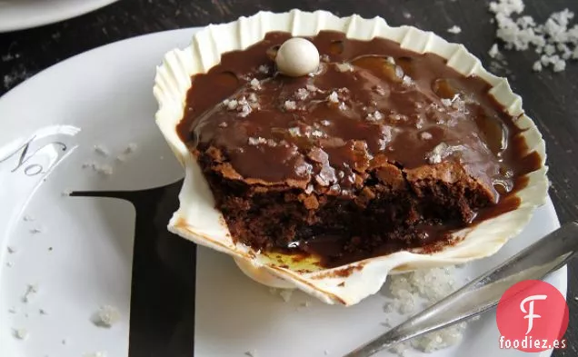 Pastel De Chocolate Con Sal Marina Y Aceite De Oliva En La Mitad De La Cáscara