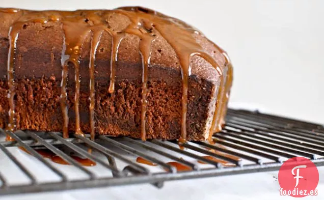 Pastel de Pan de Chocolate Doble Empapado en Caramelo Salado