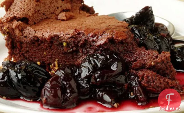 Pastel de Chocolate Caído con Salsa de Vino Rojo Cereza