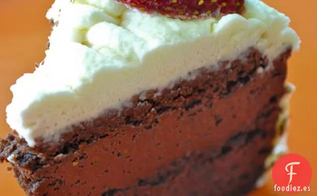 Pastel De Mousse De Fresa Y Chocolate Con Glaseado Batido