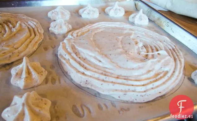 Pastel De Celebración De Chocolate Con Merengues De Pacanas
