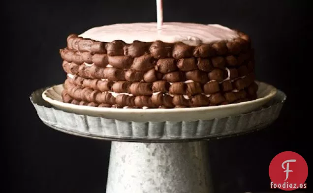 Pastel de Chocolate con Glaseado de Queso Crema de Fresa y un Regalo