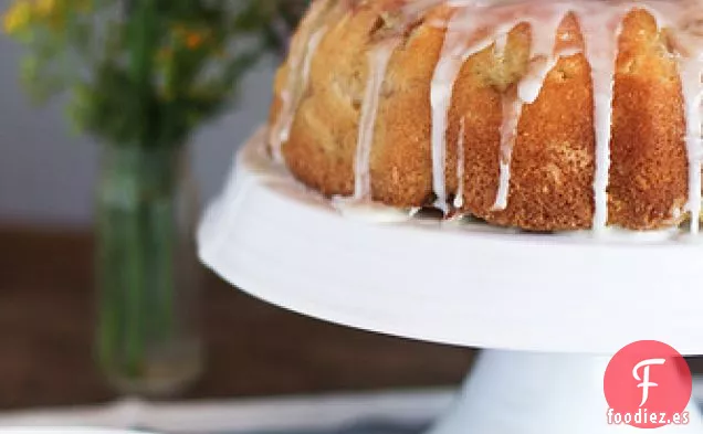 Tarta Bundt de Ruibarbo con Suero de Mantequilla de Limón