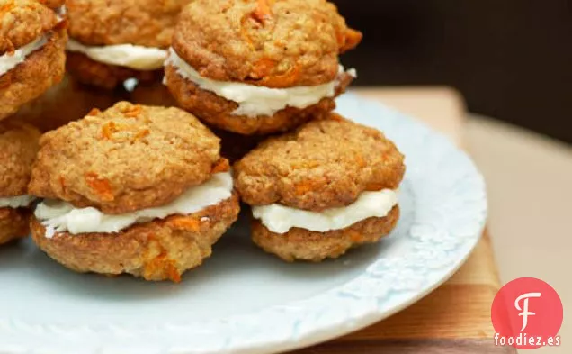 Galletas De Sándwich De Pastel De Zanahoria Con Relleno De Queso Crema