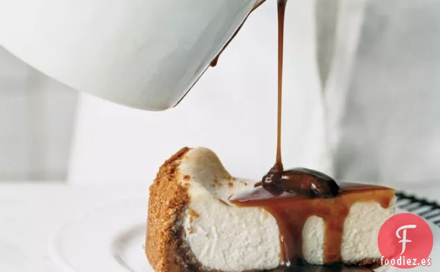 Tarta de Queso de Nuez y Praliné con Salsa de Caramelo