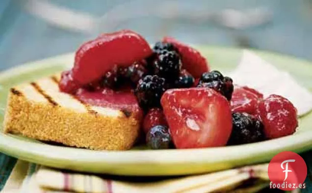 Pastel de Polenta con Bayas de Finales de Verano