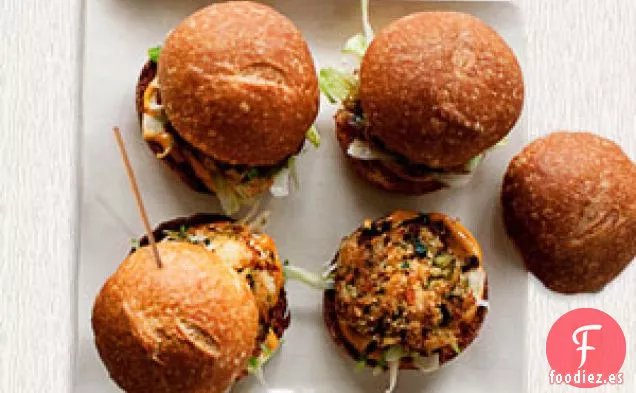 Sliders de Pastel de Cangrejo con Mayonesa Picante