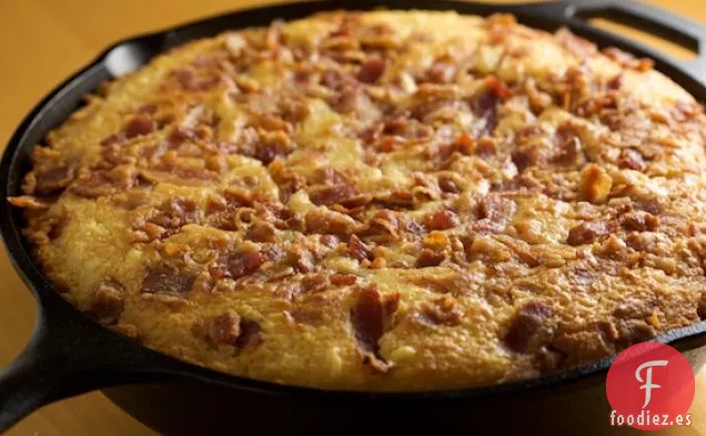 Pan De Maíz En Sartén Con Maíz Recién Cortado Y Tocino