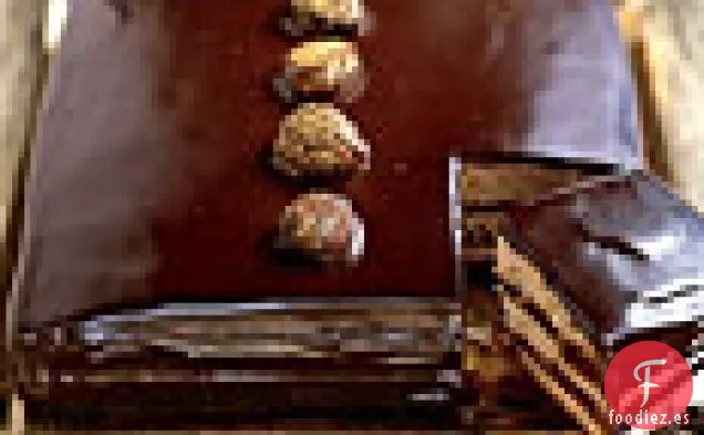 Pastel de Caramelo de Chocolate Negro con Castañas Doradas Espolvoreadas