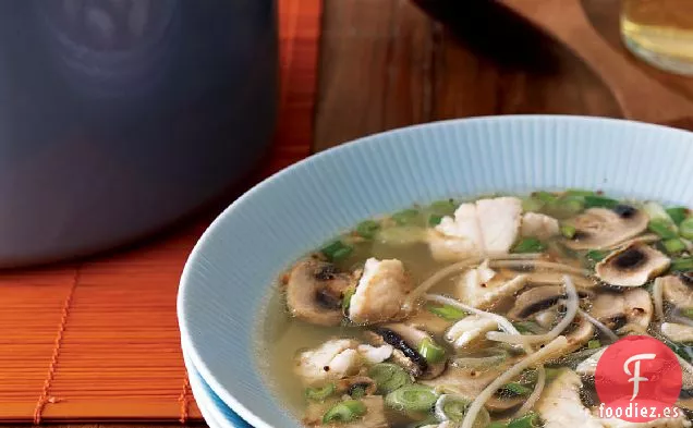 Sopa de Pargo Rojo con Brotes de Soja Frescos y Aceite de Ajo