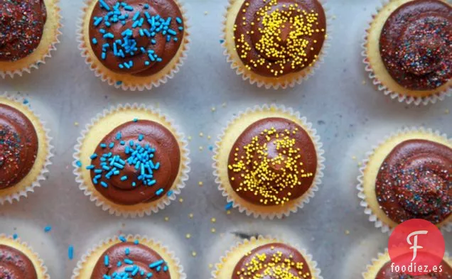 Cupcakes De Vainilla Con Crema De Mantequilla De Chocolate