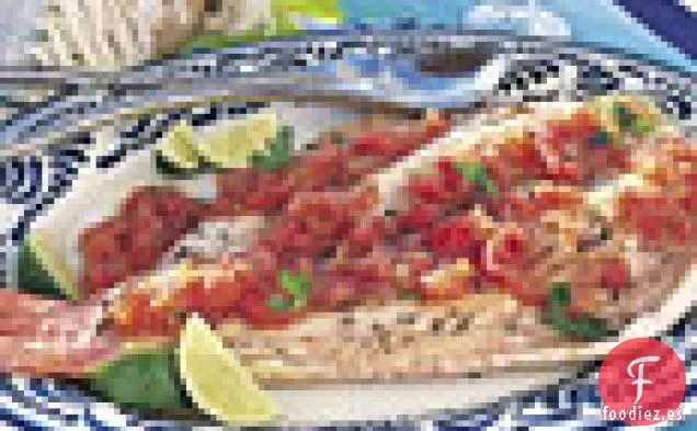 Pescado Entero a la Parrilla con Salsa de Chile y Tomate Asado