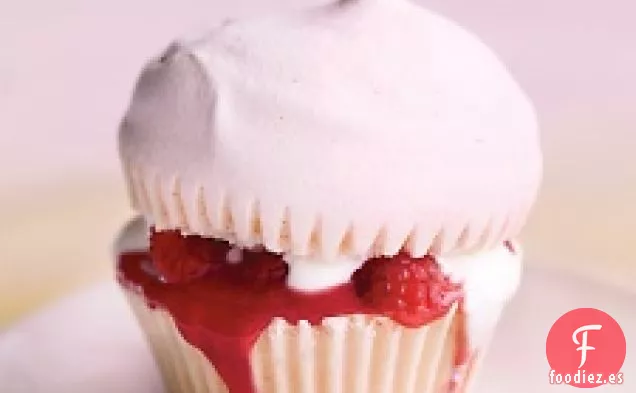 Magdalenas De Merengue Rosa Con Cuajada De Frambuesa