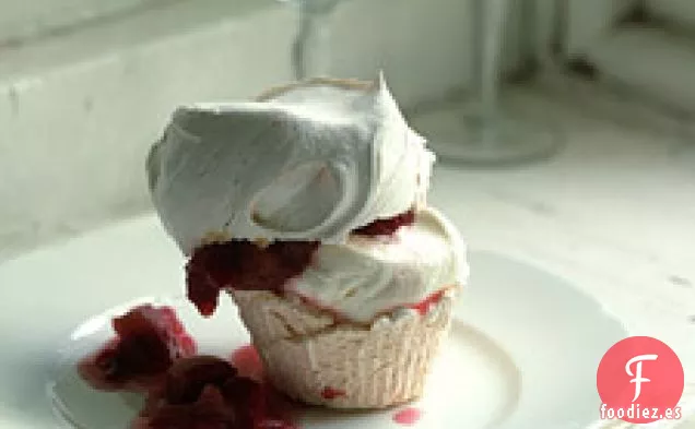 Magdalenas De Merengue Con Ruibarbo Estofado Y Frambuesas