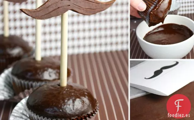 Pastelitos húmedos glaseados con chocolate