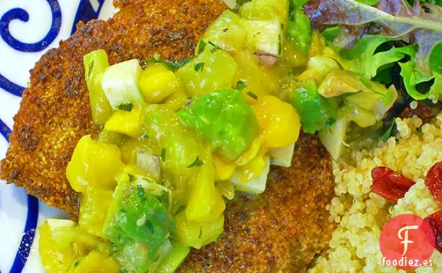 Pescado Crujiente Con Harina De Garbanzos Con Salsa De Frutas Frescas