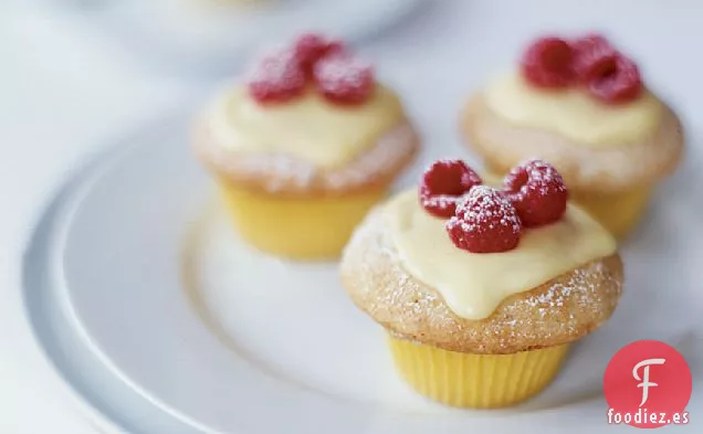 Cupcakes de Vainilla con Crema de Limón y Frambuesas