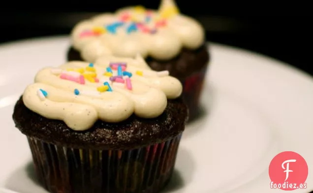Cupcakes De Chocolate Ricos Con Glaseado De Vainilla