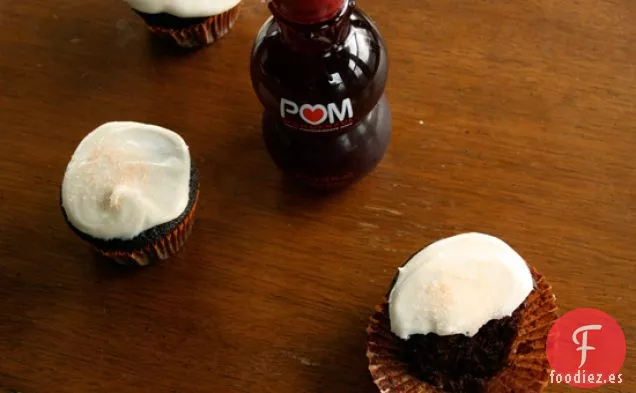 Cupcakes De Chocolate Con Pompón Con Glaseado De Queso Crema De Vainilla