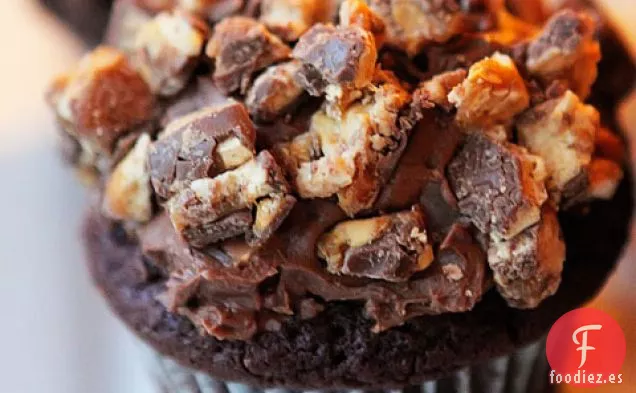 Cupcakes Snickers Decadentes Con Relleno De Mousse De Chocolate