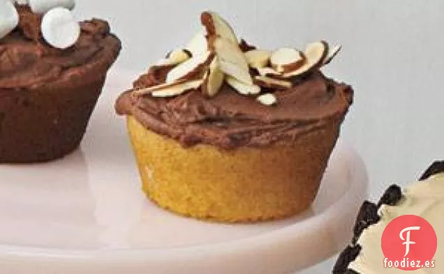 Cupcakes Amarillos Con Glaseado De Crema Agria De Chocolate Y Tostados