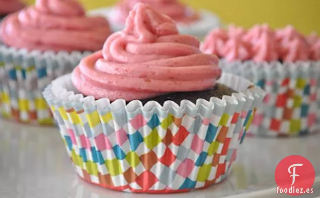 Cupcakes De Chocolate Con Relleno Y Glaseado De Frambuesa