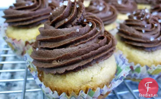 Cupcakes De Mantequilla De Maní Con Glaseado De Chocolate Y Flor De Sal